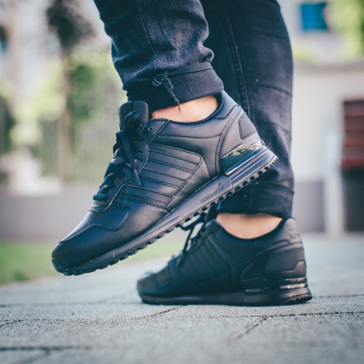 Кроссовки Adidas ZX 700 All Black Кроссовки Adidas ZX 700 All Black