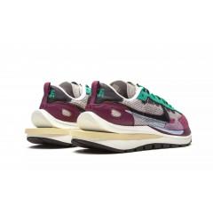 Кроссовки Nike x Sacai Vaporwaffle Villain Red/Neptune Green